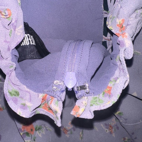 Reformation Naples Dress in Purple Ditsy
Floral size 6 - Picture 15 of 16